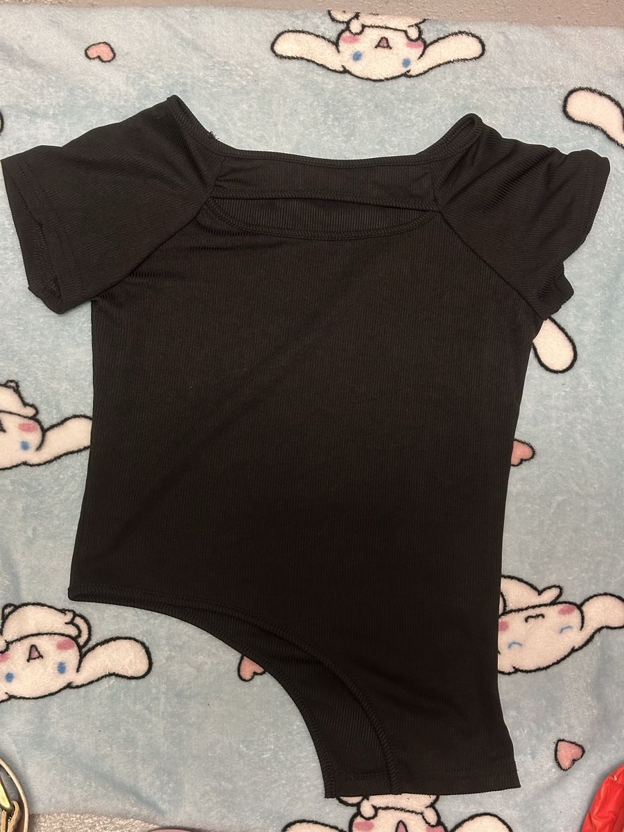 T-Shirts: 🖤 Chic Black Ribbed Shirt – Gebraucht aus Zofingen von cva_w7vn
