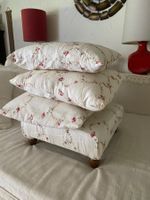 3 Kissen + 1 Hocker bestickt mit herzigem Blumenmuster