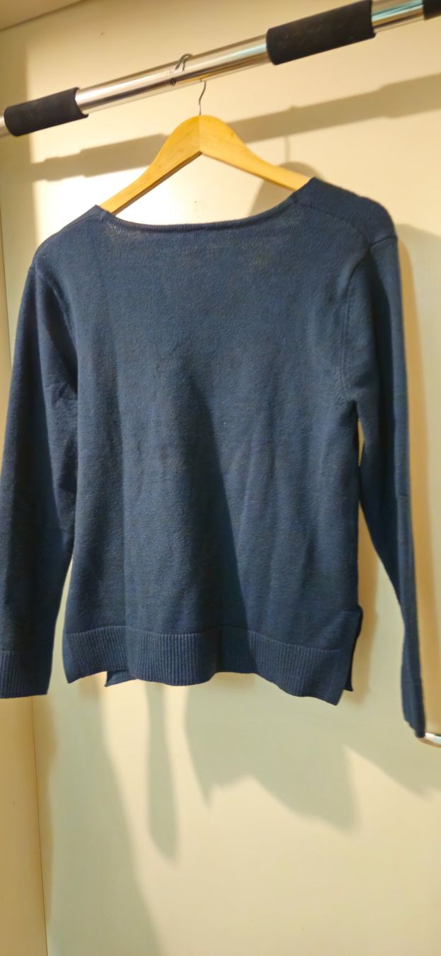 Pulls & Sweat-shirts: Dunkelblauer Winter-Pullover mit V-Ausschnitt, Grösse S – D'occasion à Basel par NikaV13 1