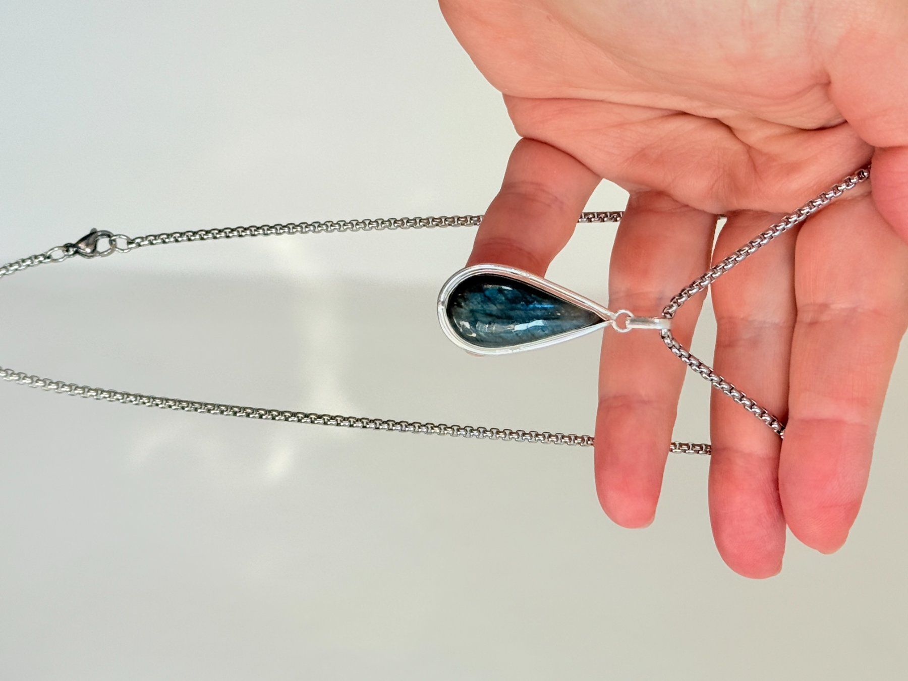 Ketten: Pendentif Larme Labradorite Bleue  - Élégant – Neu und originalverpackt aus Genève von AGBERG 6