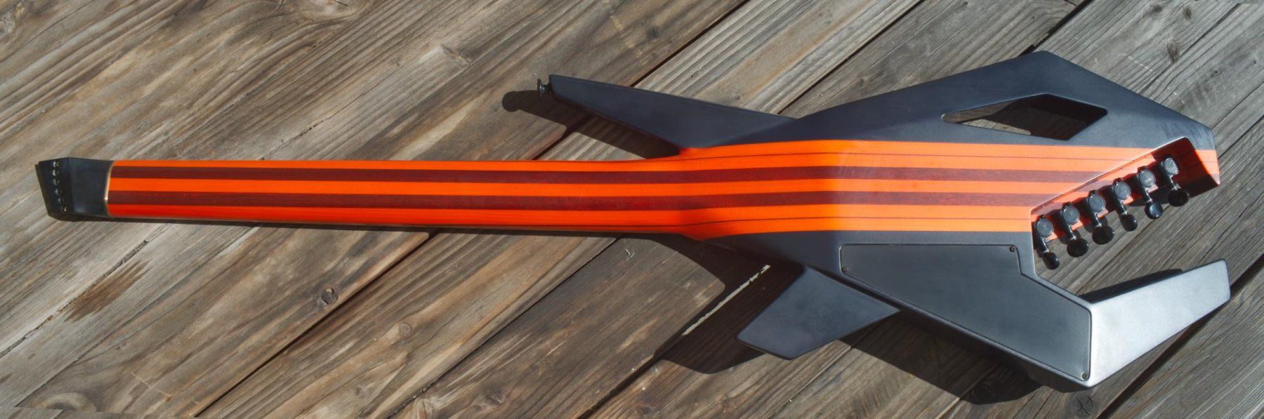 Strumenti musicali: INVERSE GUITARS PiranhaGuitar – Nuovo e nell'imballaggio originale da Schaffhausen venduto da Saitensprung_SH 5