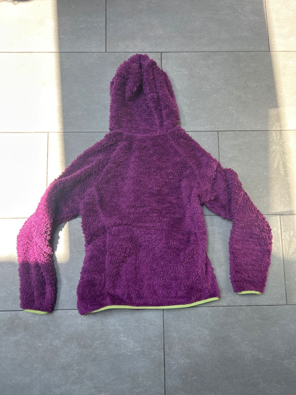 Jacken: Fleecejacke mit Kapuze lila Grösse M – Gebraucht aus Iseltwald von Waldisch 1