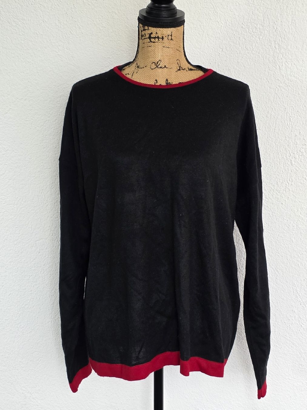 Maglioni & Felpe: Schwarzer Strickpullover mit roten Details, Grösse L – Usato da Rheinsulz venduto da Gilea 1