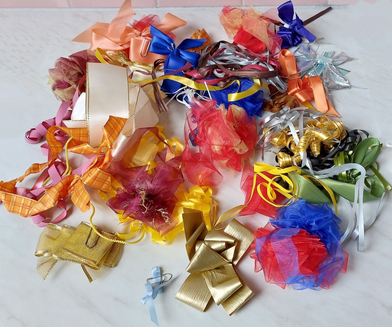 Dekobänder: Geschenkband Set mit Schleifen diverse Farben – Gebraucht aus Zollikofen von Blackie