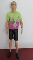 Ken Puppe mit Flammen-Shirt