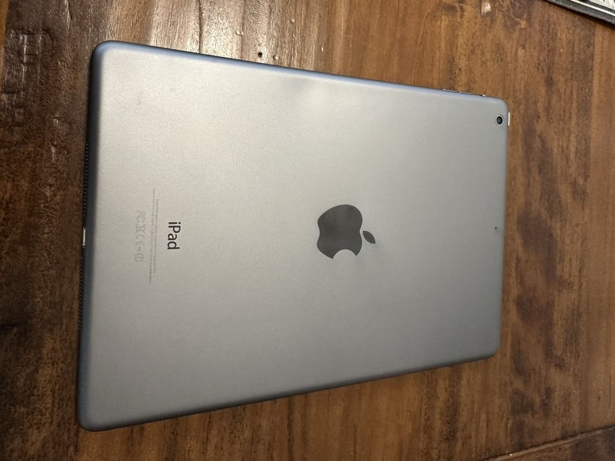 Apple Tablet PC: iPad Air Wi-Fi, 32GB mit rotem Leder-Case – Usato da Bern venduto da Moret 1
