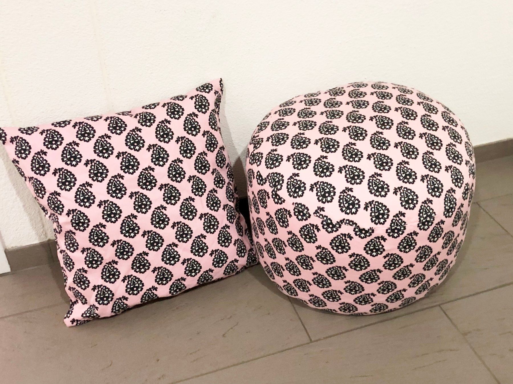 Tabourets: Sitzhocker mit Dekokissen zusammen neu – Neuf (Voir description) à Glattbrugg par Ariel012