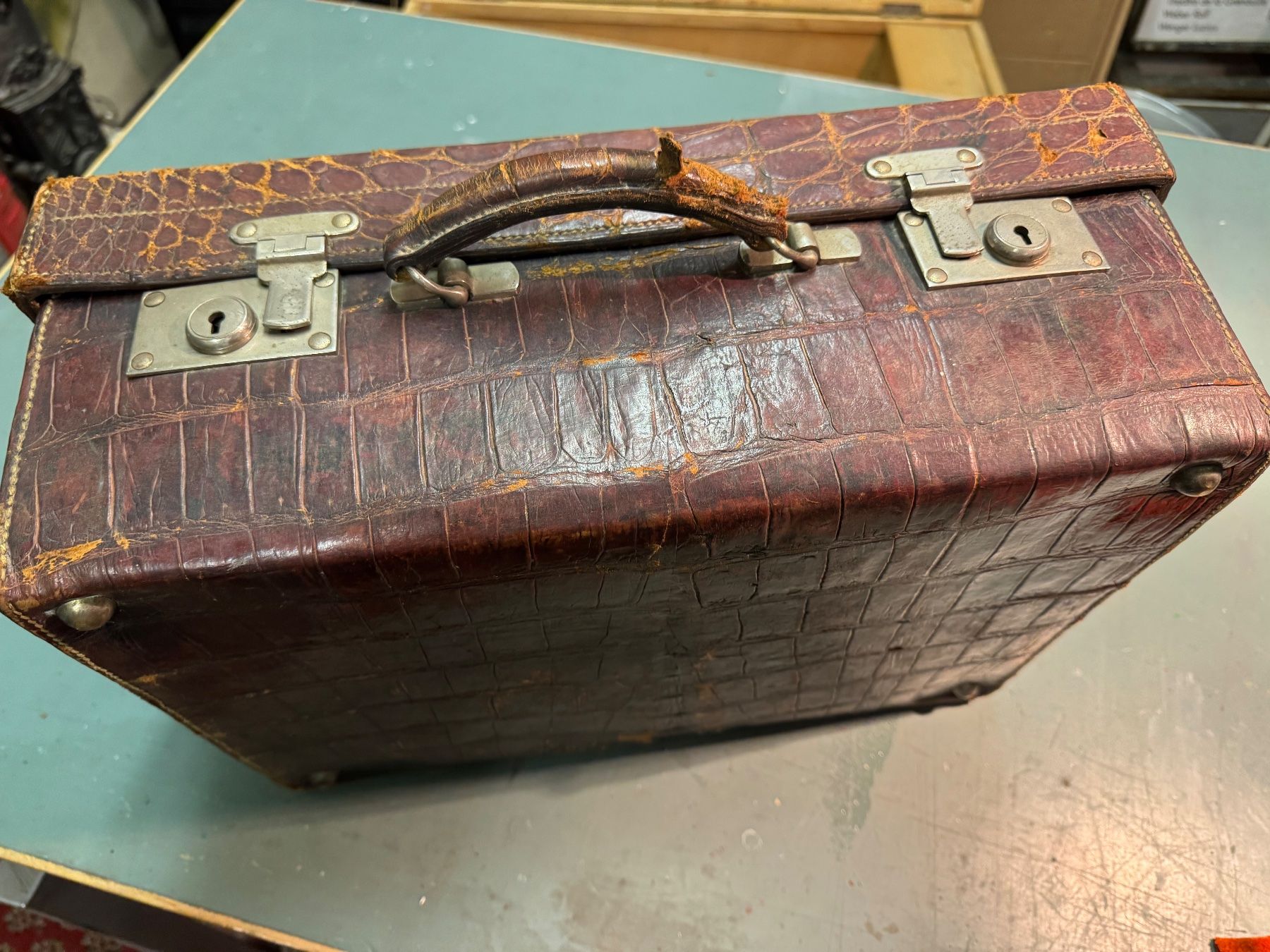 Reisekoffer: Valise en véritable cuir de crocodile ancien – Gebraucht aus Biel/Bienne von Philemon02 2