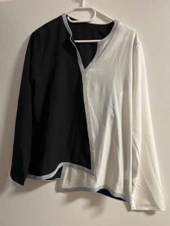 Schwarze/weisse Bluse mit Silberdetails, Grösse M neu