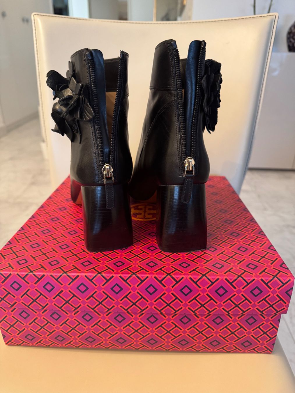 Tory Burch Scarpe da donna: Tory Burch Stiefeletten Lederschwarz- Blumen Abs... – Usato da Erlenbach ZH venduto da msa_x26y 1
