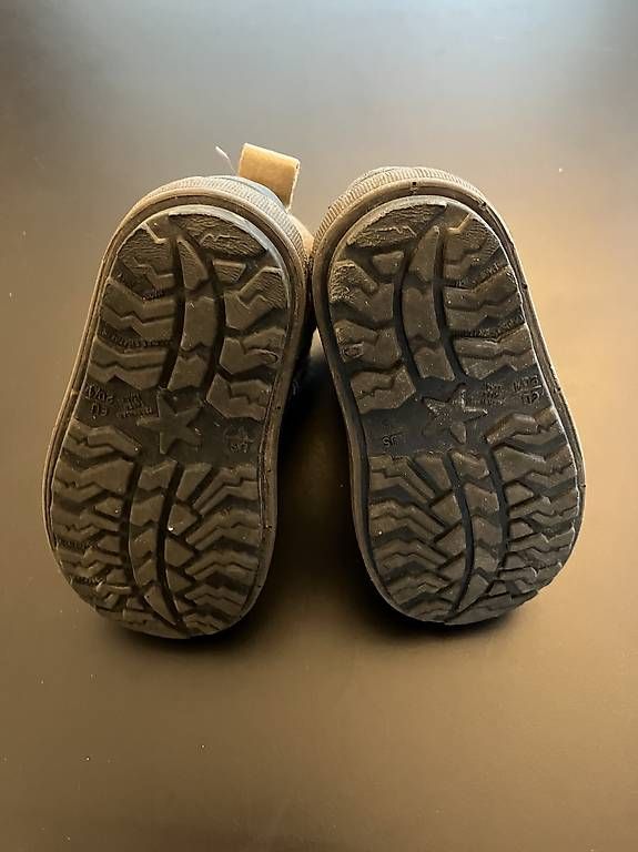 Scarpe per ragazzi: Bottes de neige isolées  – Usato da Vandoeuvres venduto da ann_lq5h 3