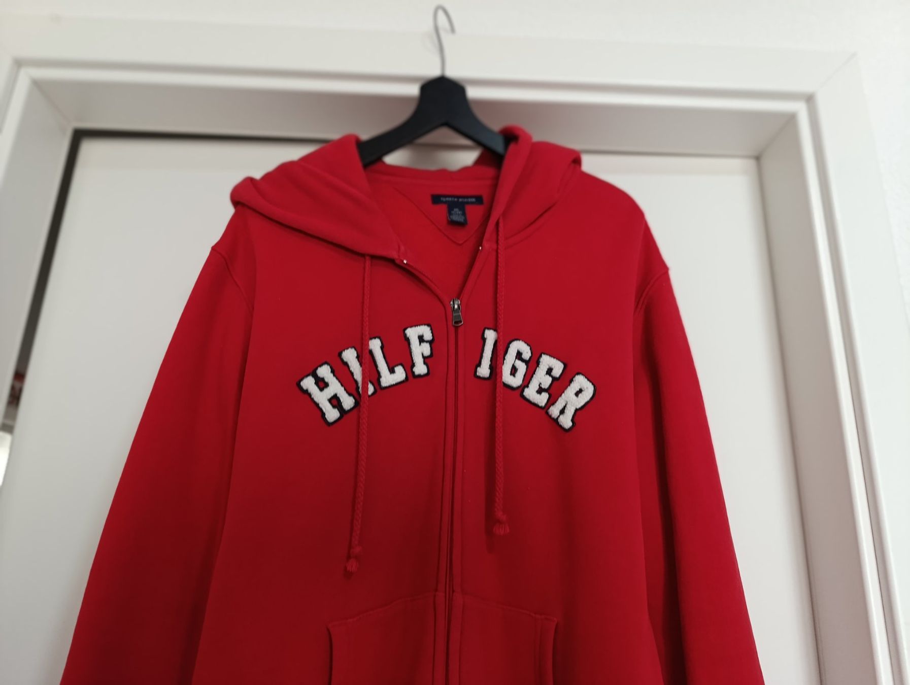 Tommy Hilfiger Maglioni & Felpe: Hoodie rouge Tommy Hilfiger – Usato da St-Cergue venduto da Neviana 1