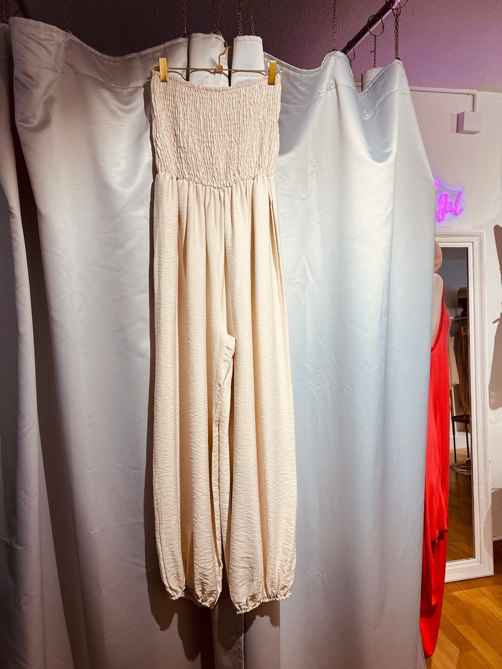 Jumpsuits: Naturbeiger schulterfreierJumpsuit – Neuf avec emballage d'origine à Zürich par Naebeli 1