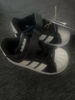 Neue adidas Turnschuhen