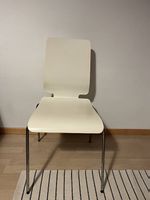 3 chaises blanches / 3 weiße Stuhlen 