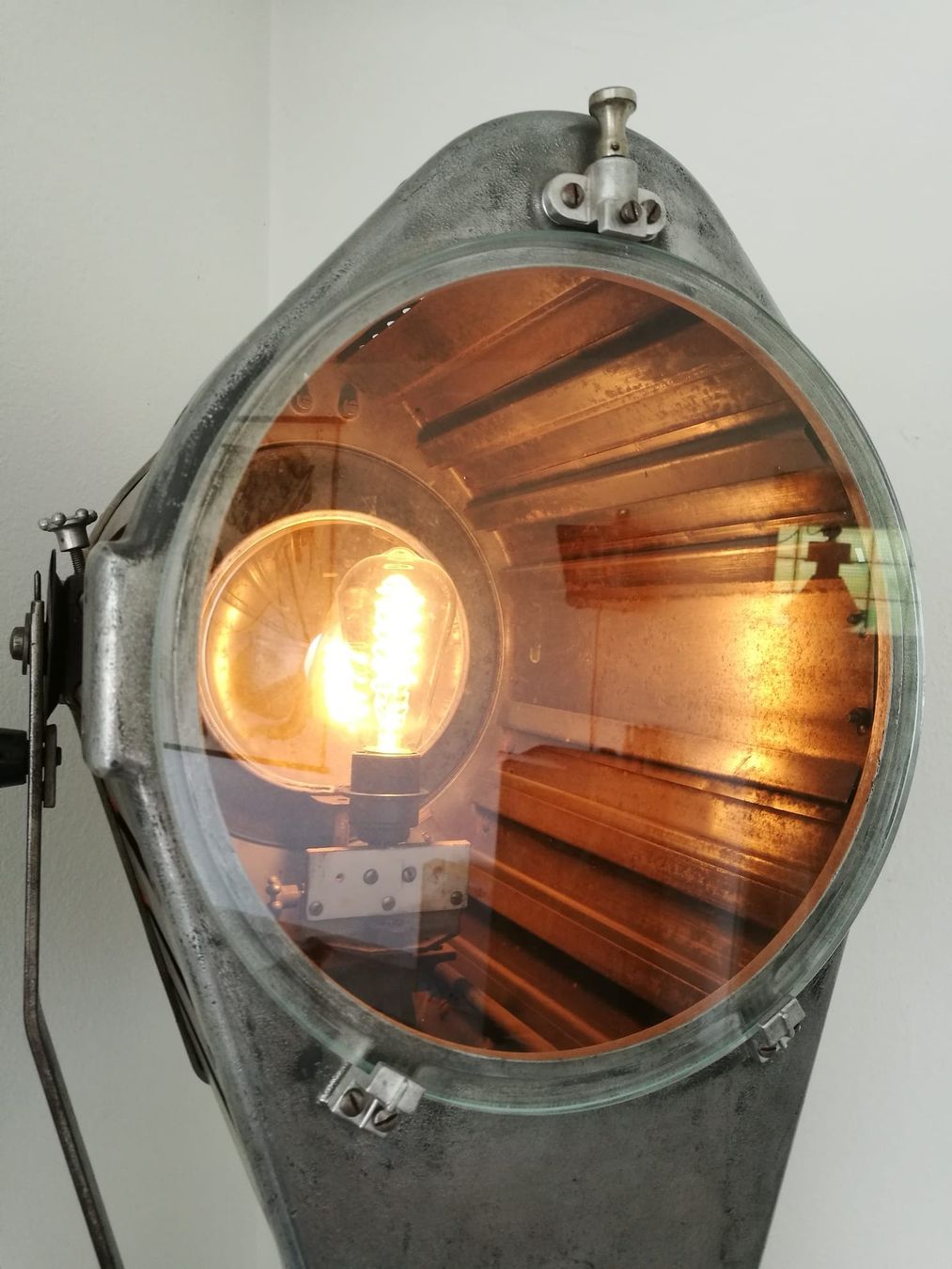 Lampade: Industrieleuchte, Stehleuchte, Theaterscheinwerfer Berlin – Usato da Niederwil SO venduto da seidenweg 3