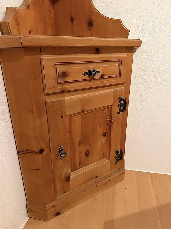 Armoires: Eckschrank platzsparend & gepflegt – D'occasion à Buchrain par nic_sp69 3