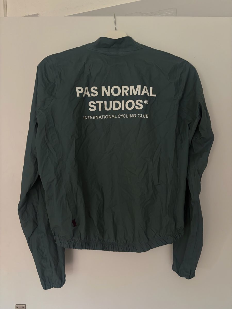 Pas Normal Studios Maillots de corps & Pantalons: Pas Normal Mechanism Rain Jacket – D'occasion à Zürich par yidan.fischer 2