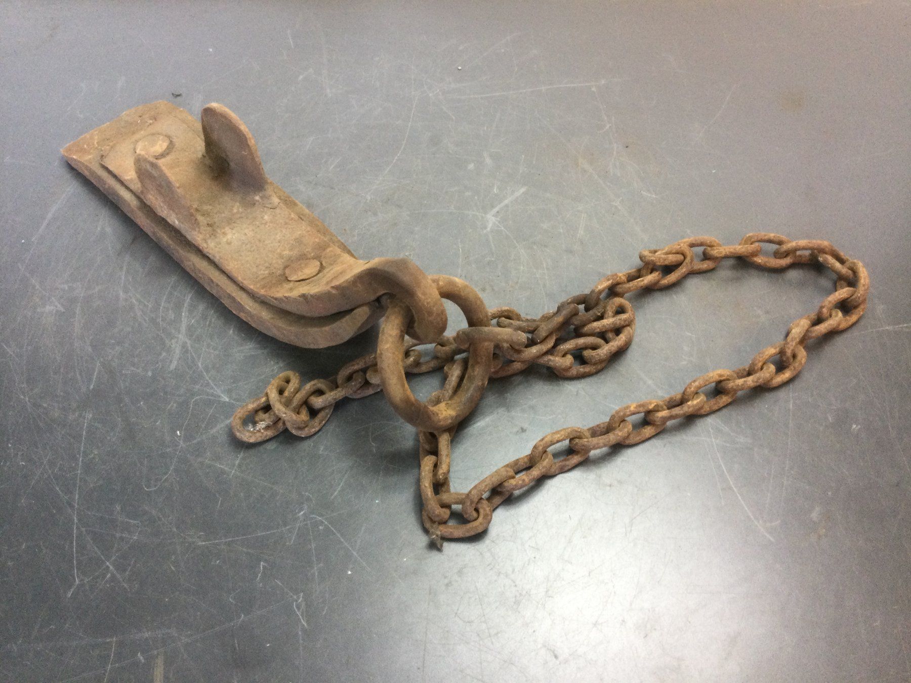 Outils anciens: Antiker kleiner rostiger Radschuh mit Eisenkette – D'occasion à Wangen SZ par kuriosum12 4