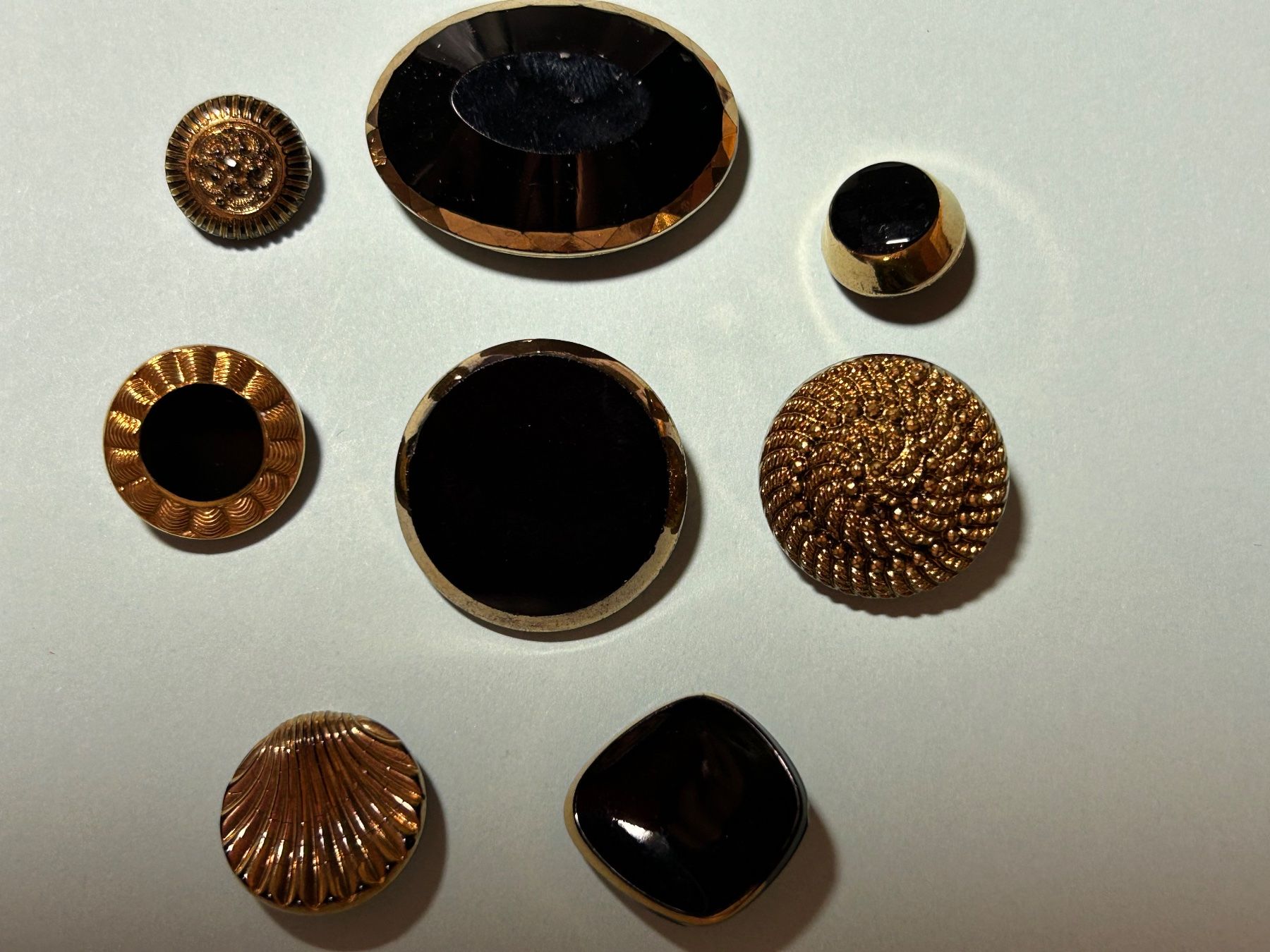 Bottoni: Schwarze Glasknöpfe mit Goldbedampfung – Nuovo (secondo la descrizione) da Pfeffingen venduto da Alusru70