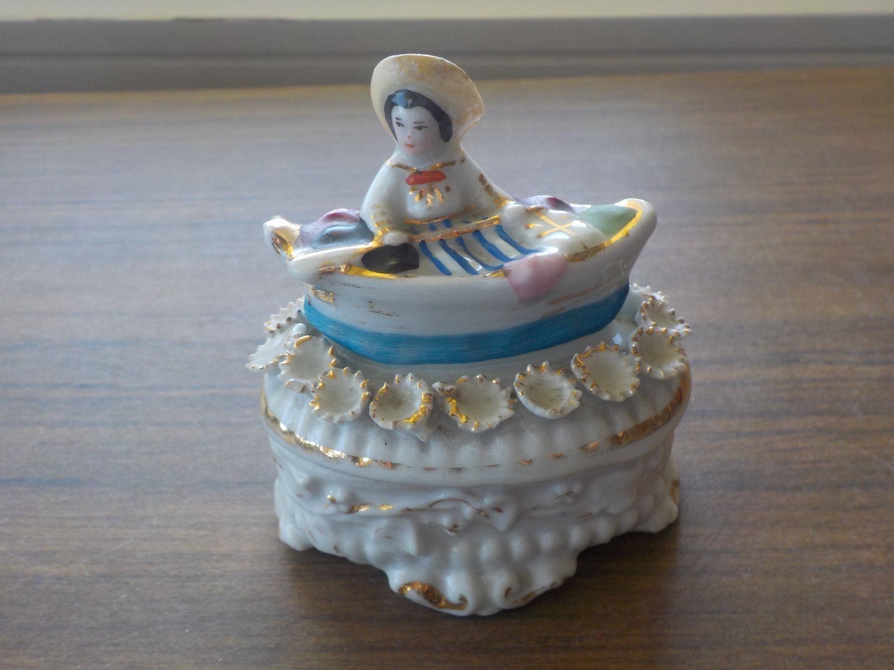 Statuette: Porzellanfigur Junge in Boot  Deckeldose 1900 – Usato da Mörschwil venduto da antiksalon 5