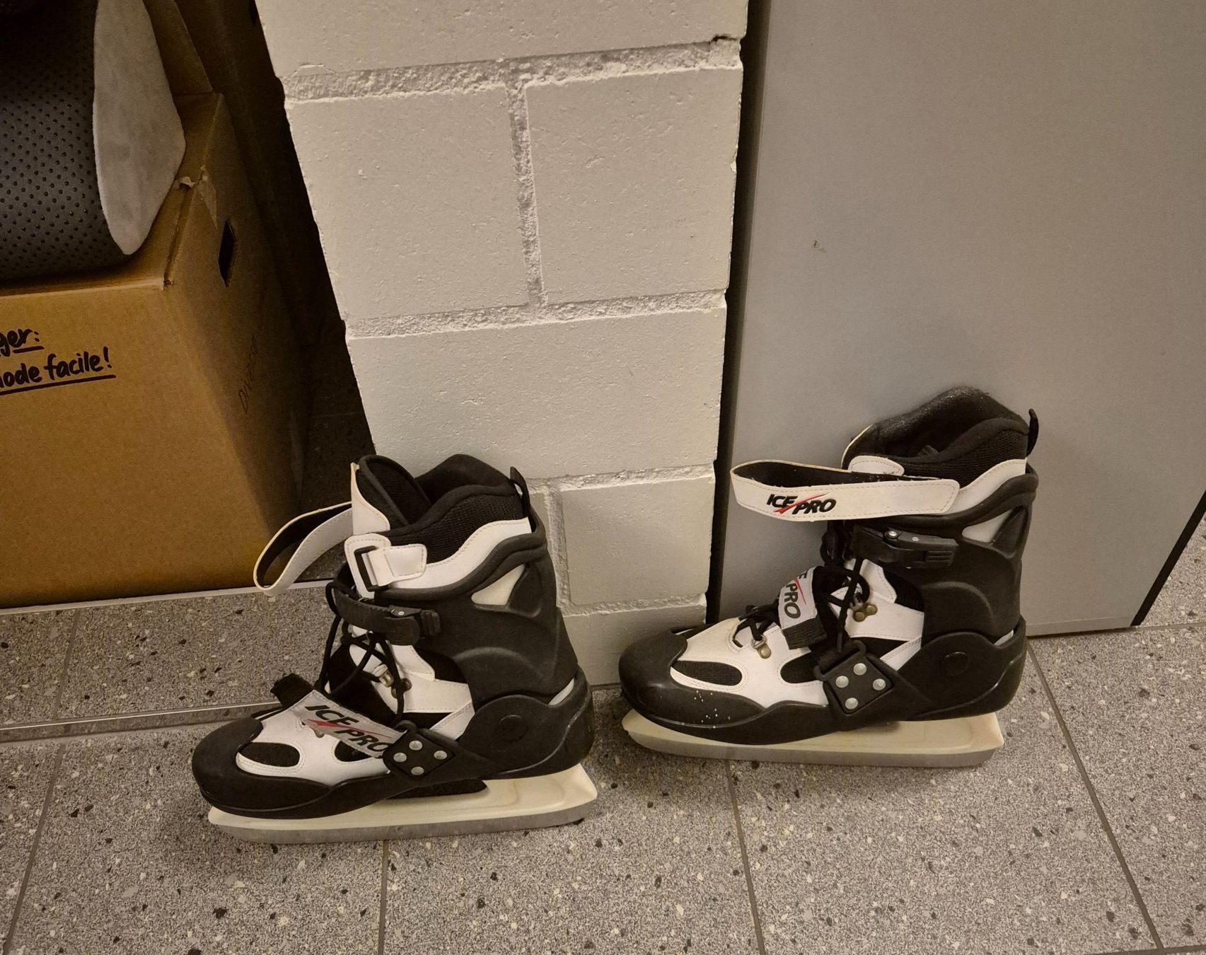 Pattini da ghiaccio: Schlittschuhe Herren, Grösse 45 – Usato da Lohn-Ammannsegg venduto da NikiVibes 2