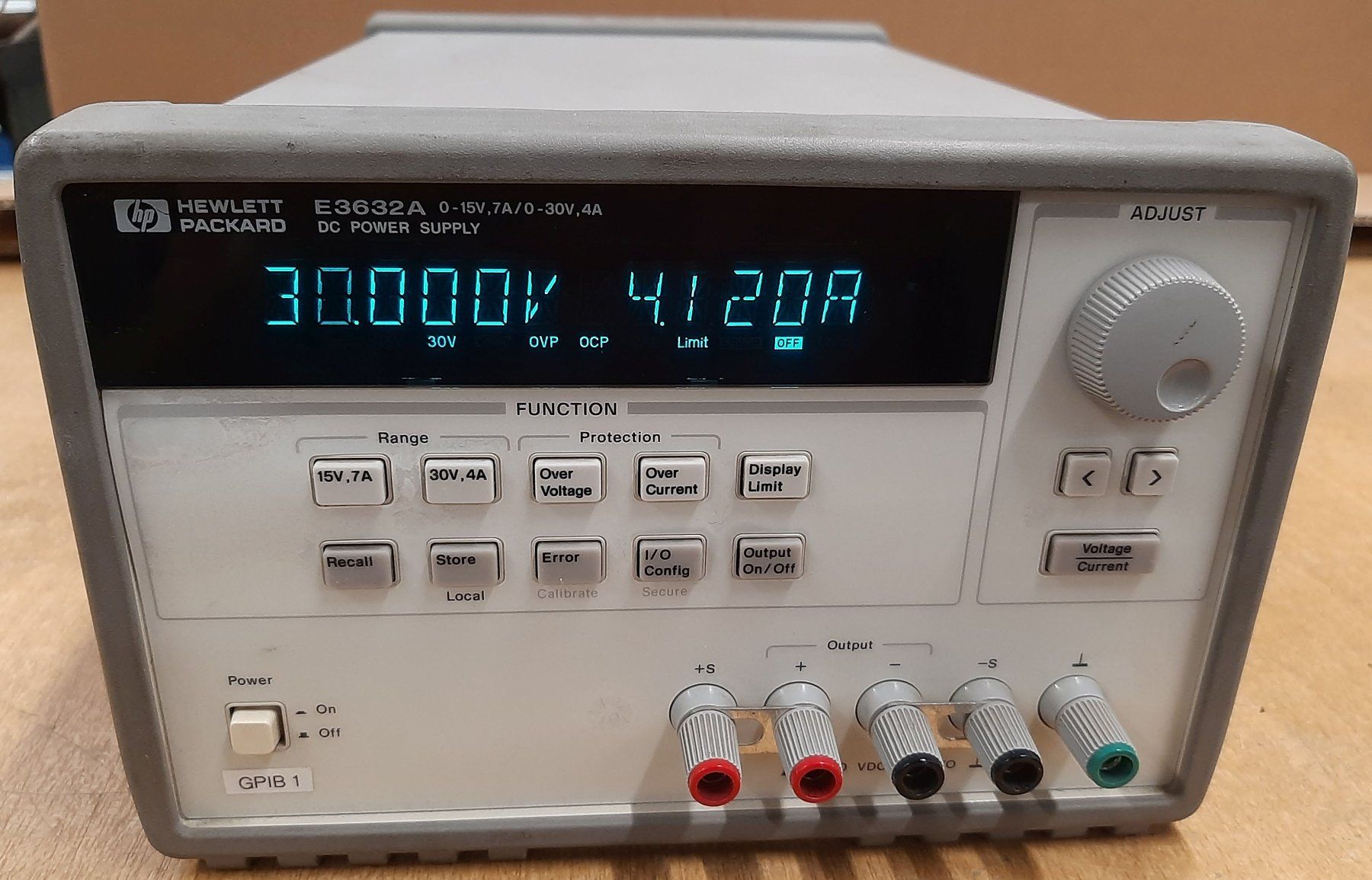 Hewlett Packard Messen: Alimentation de labo HP E3632 labor Stromversorgung – Gebraucht aus Attalens von Gmsa68 1