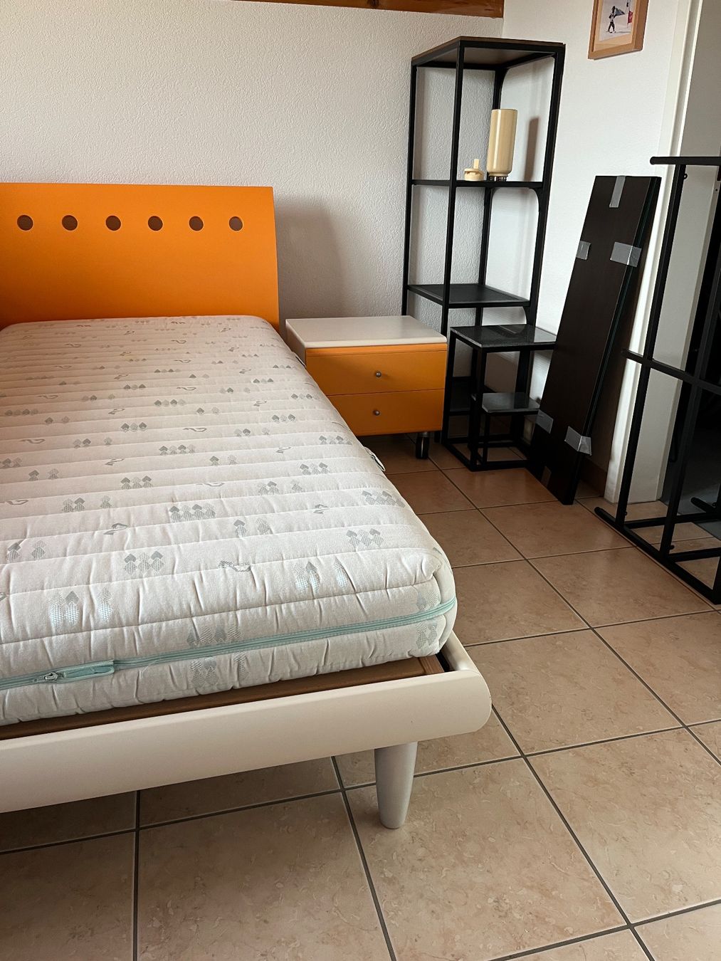 Betten: Bett mit Nachttisch – Gebraucht aus Krauchthal von val_jmq6 2