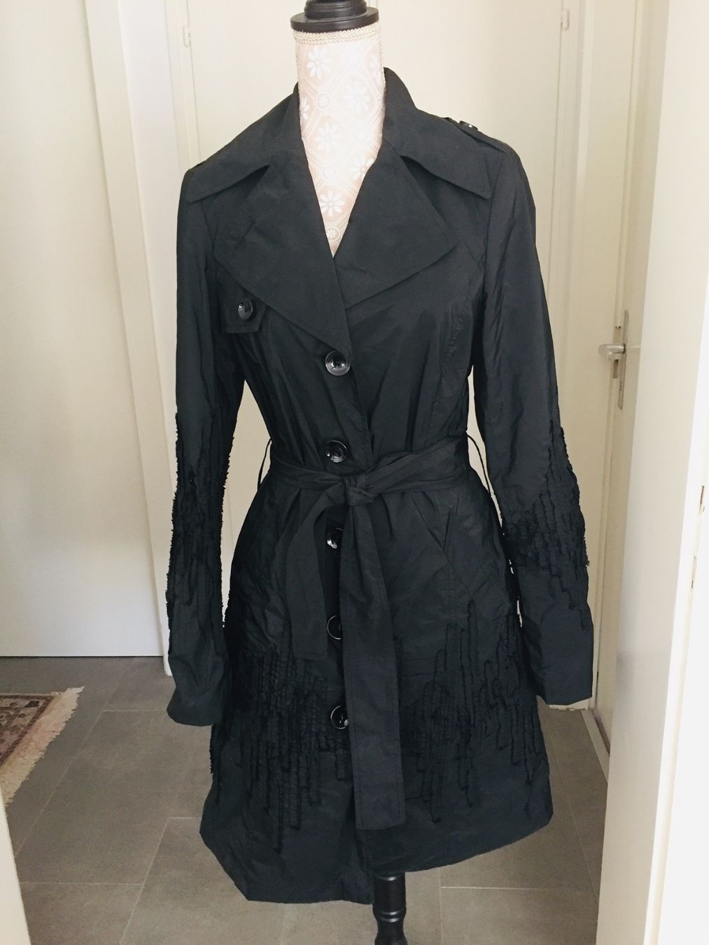 Cappotti: Tuzzi - trench-coat - noir - 36 – Usato da Sion venduto da accroshoes