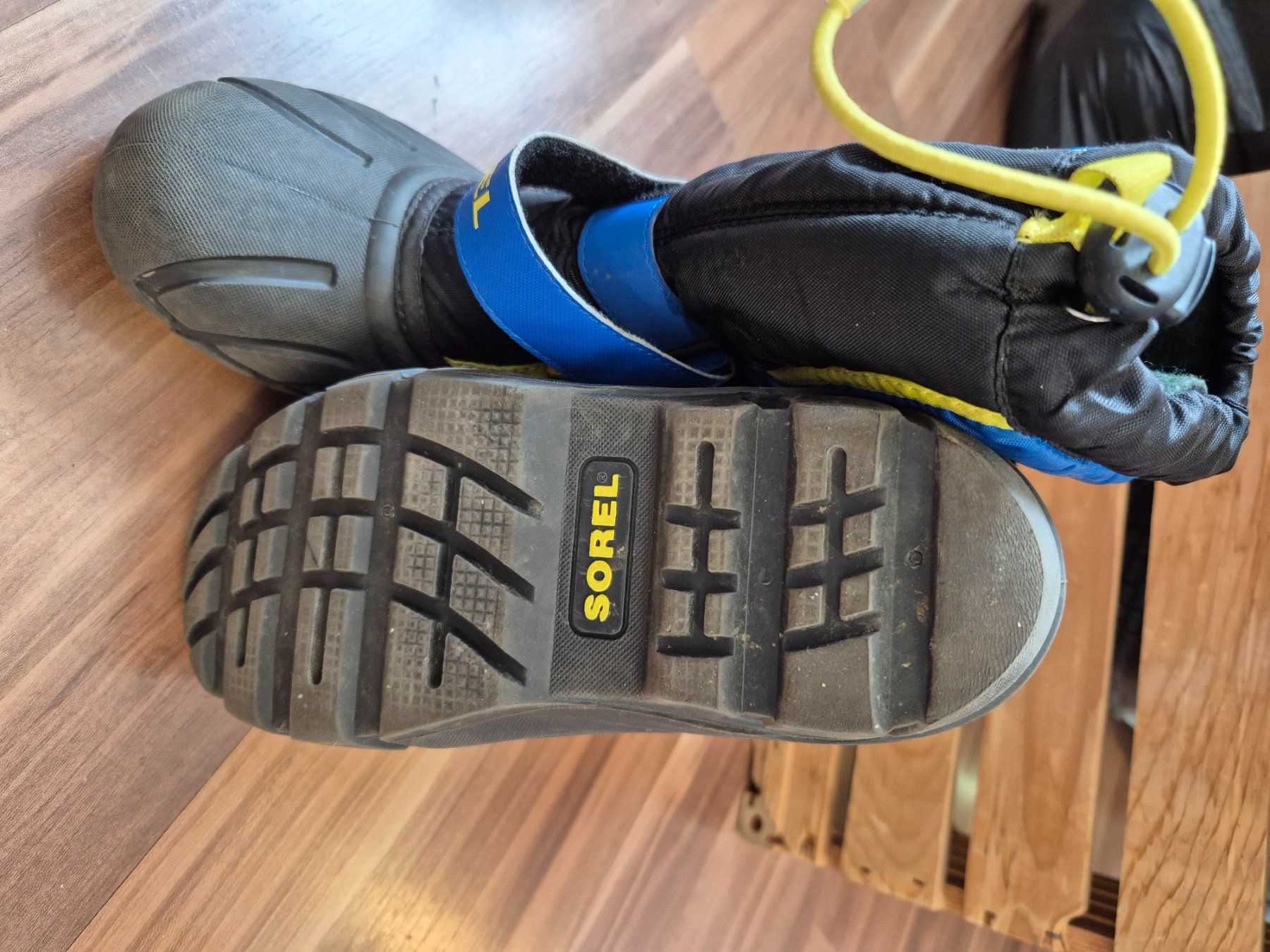 Sorel Scarpe per ragazzi: Winterschuhe gr33 mit Klett von SOREL b1 – Usato da Schwarzenburg venduto da Flamingo07 1