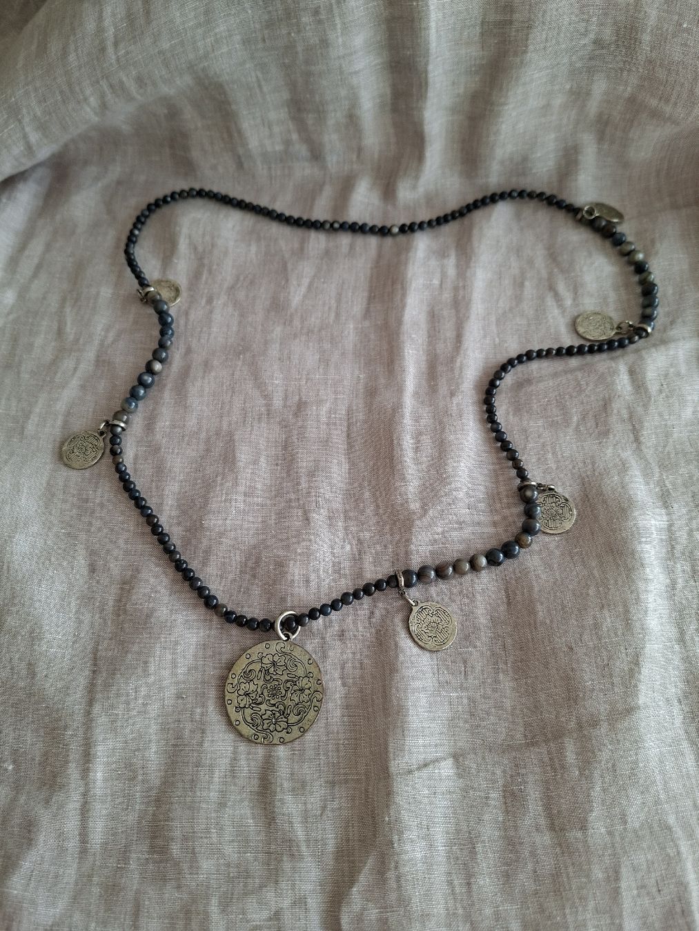 Catenine: Collier Vintage Bohème à Médaillons Gravés – Nuovo (secondo la descrizione) da Lutry venduto da Sim_Sta 1