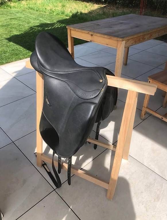 Selles, accessoires: Selles équitation: Prestige/Wintec Isabel Werth/débourrage – D'occasion à Vinelz par Jilly123