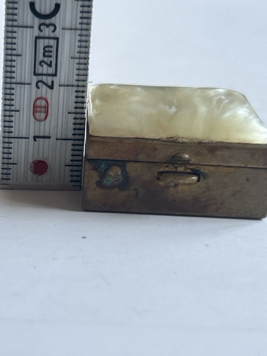Tutte le decorazioni: Kleine Dose Messing Perlmutt Deckel alt (S28) – Usato da Neuenhof venduto da SchnaeppliAllerlei 4