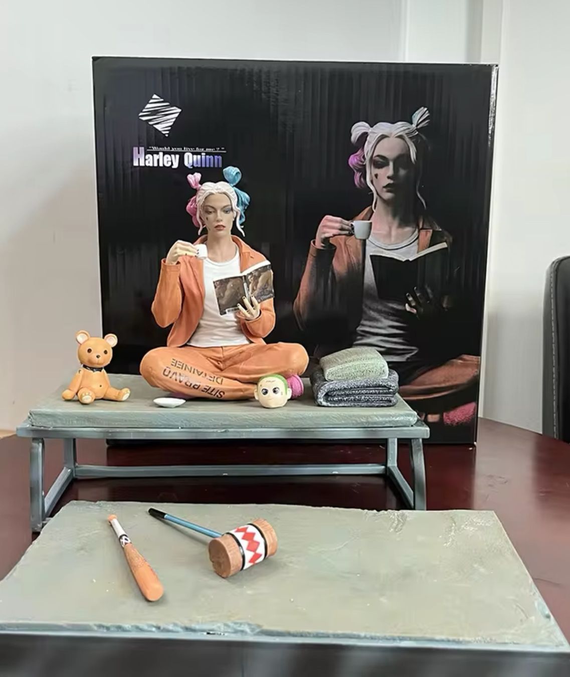 Figuren: DC Harley Quinn Gefängnis Statue 30cm – Neu (gemäss Beschreibung) aus Lohn-Ammannsegg von JarvisSystem2.0