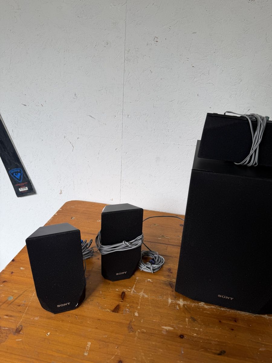 Sony Home Cinema: Sony 5.1 Lautsprecher-Set mit Subwoofer – Usato da Gurmels venduto da SwissShop21 1