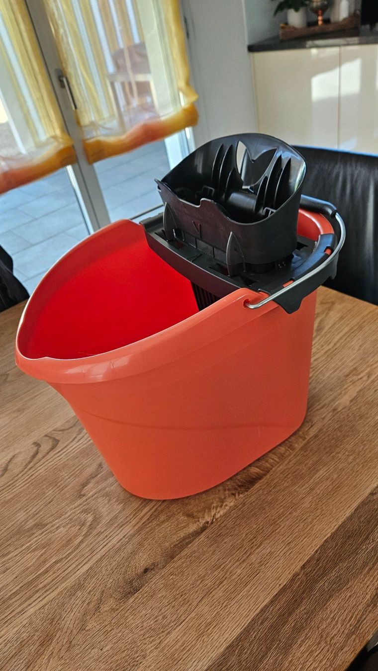 Autres articles pour la maison: Vileda Wischsystem Eimer mit Stiel und Wischkopf – D'occasion à Schmitten FR par ElianeMoullet 2