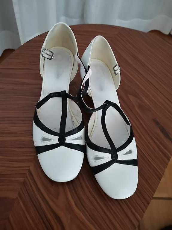 Scarpe da donna: Weiss-schwarze Sandalette, Gr. 37 – Usato da Muri b. Bern venduto da Claudiahuegli 3