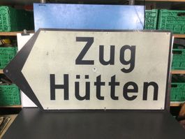 Originales Verkehrschild Zug Hütten mit Einschussstelle