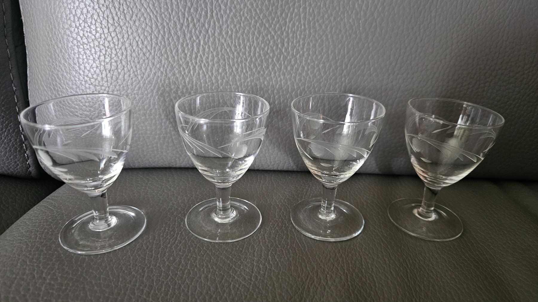 Bicchieri: 4 bicchieri in vetro per liquore – Usato da Melano venduto da H-Sara