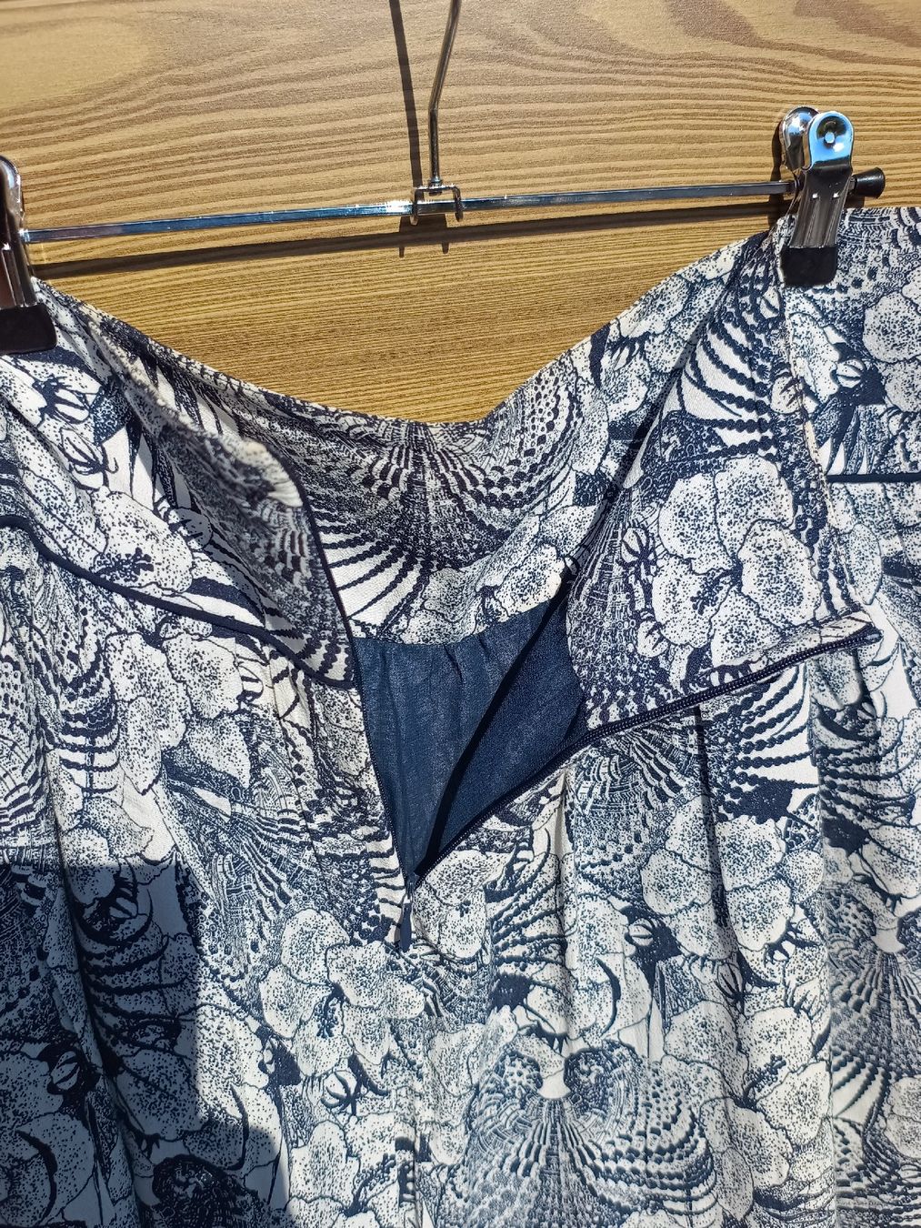 Röcke: Jupe Sud Express T42, blanc impression fleuri bleu marine – Gebraucht aus Genève von Brachiopode 3