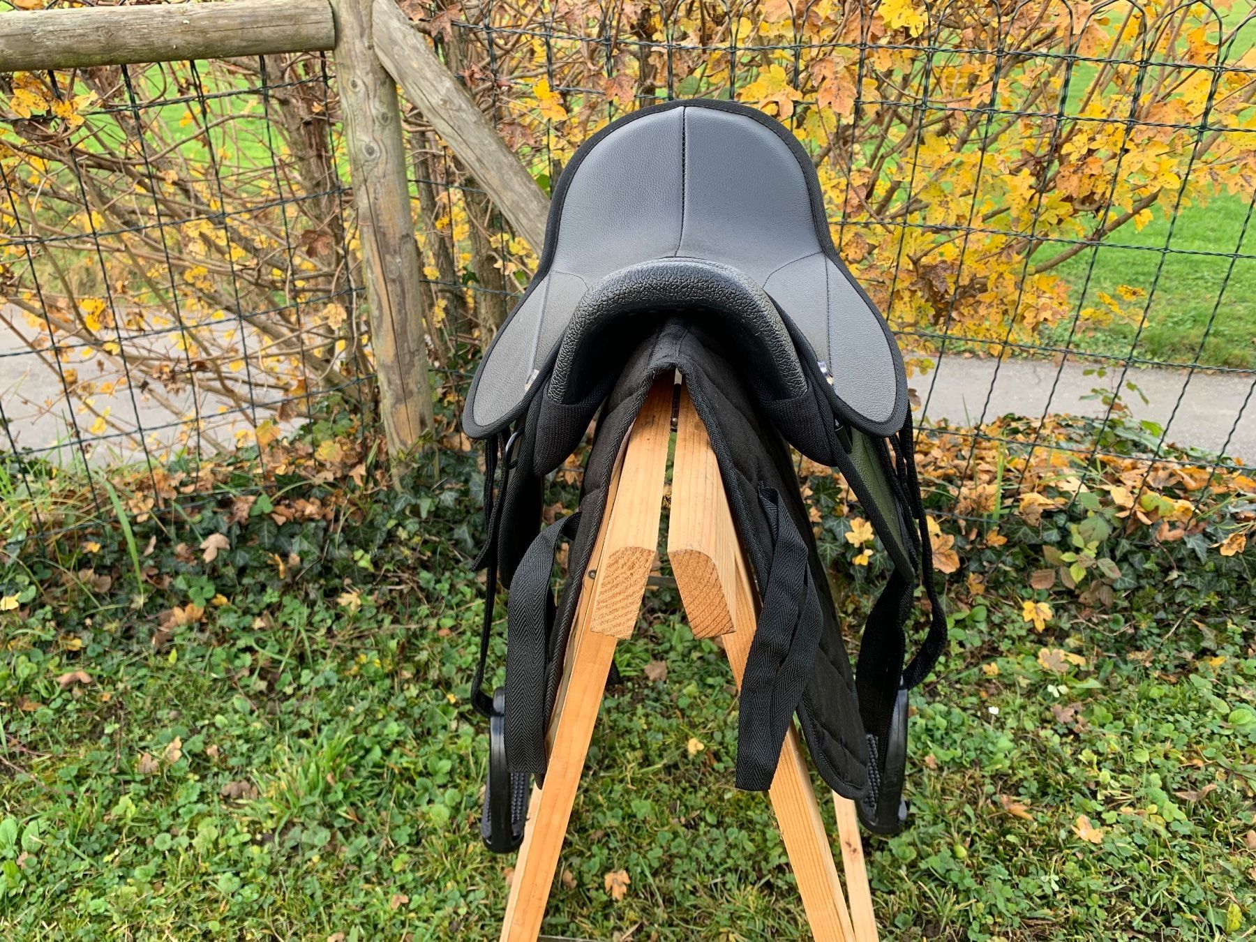 Selle & Accessori: schönes schwarzes Ponysätteli – Usato da Feldbach venduto da Fea1 7
