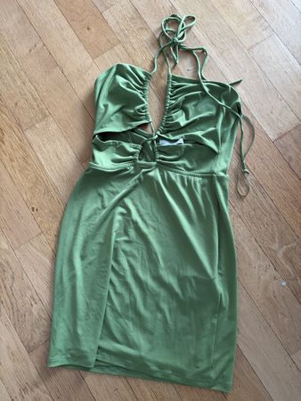 Robe Pull&Bear verte, taille M, idéale pour l'été!