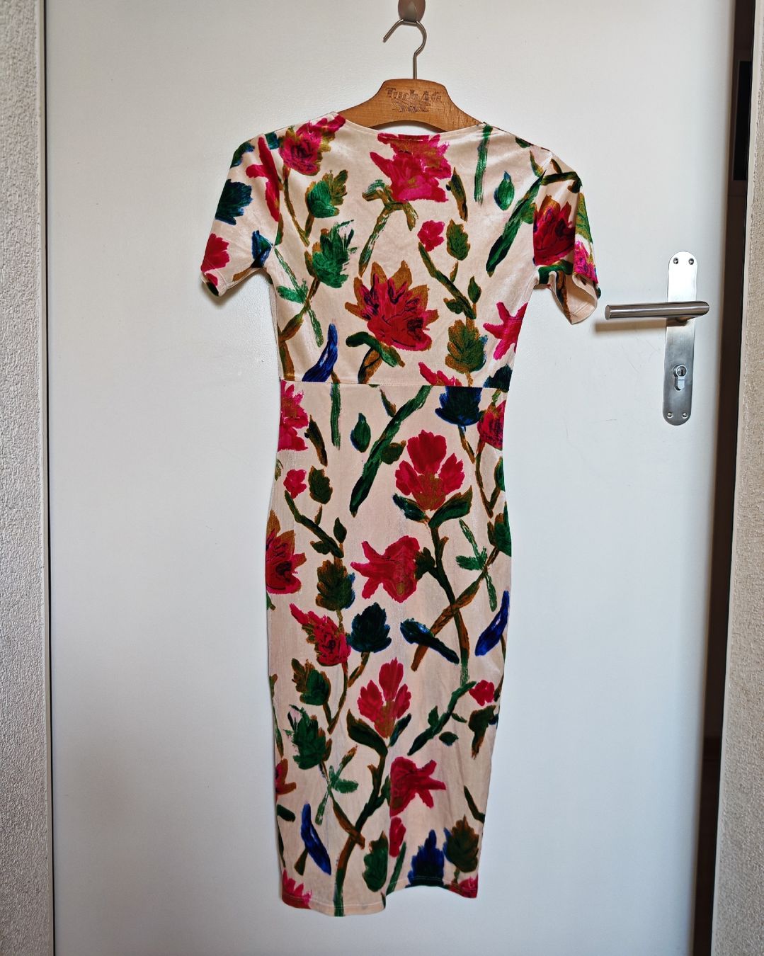 Robes: Robe fleurie Zara – D'occasion à Bex par sni_q7lh 2