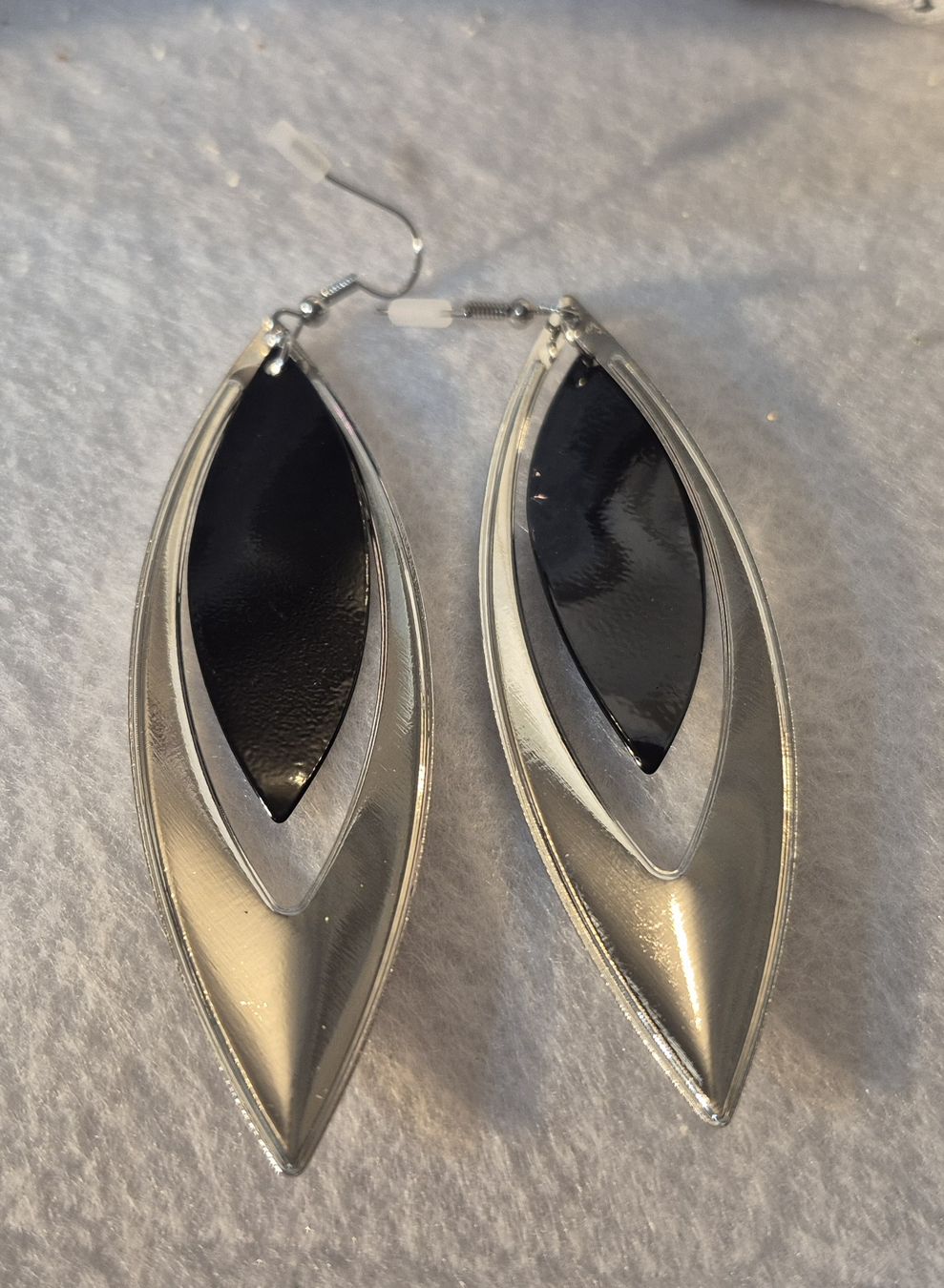 Orecchini pendenti & Orecchini a lobo: Orecchini pendenti forma a foglia colore argento e nero – Nuovo (secondo la descrizione) da Giubiasco venduto da Stefaniav 3