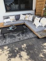 Gartenlounge mit Couchtisch