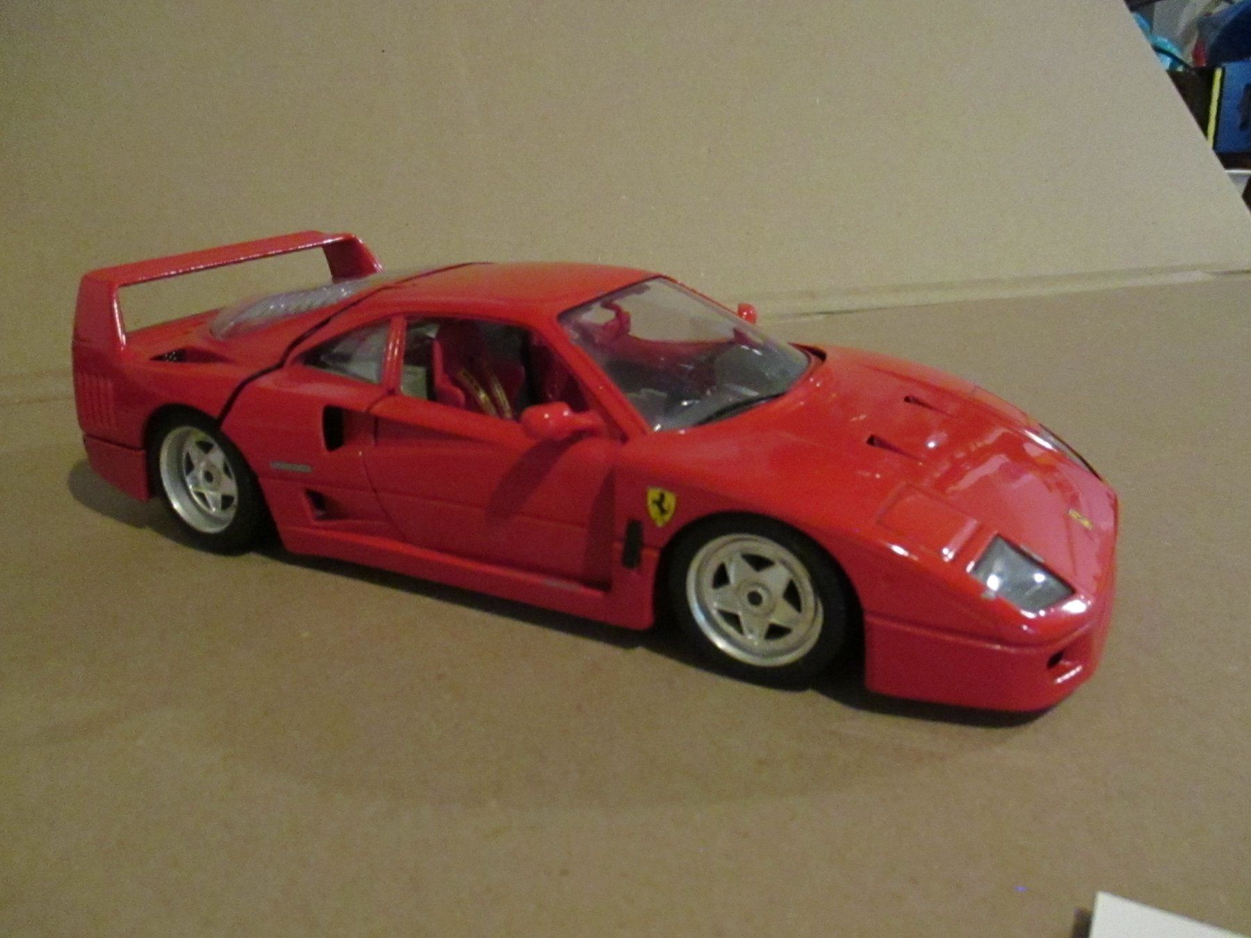 Bburago Modellini d'auto: Ferrari F40 Bburago 1/18 – Usato da Felsberg venduto da sanwill