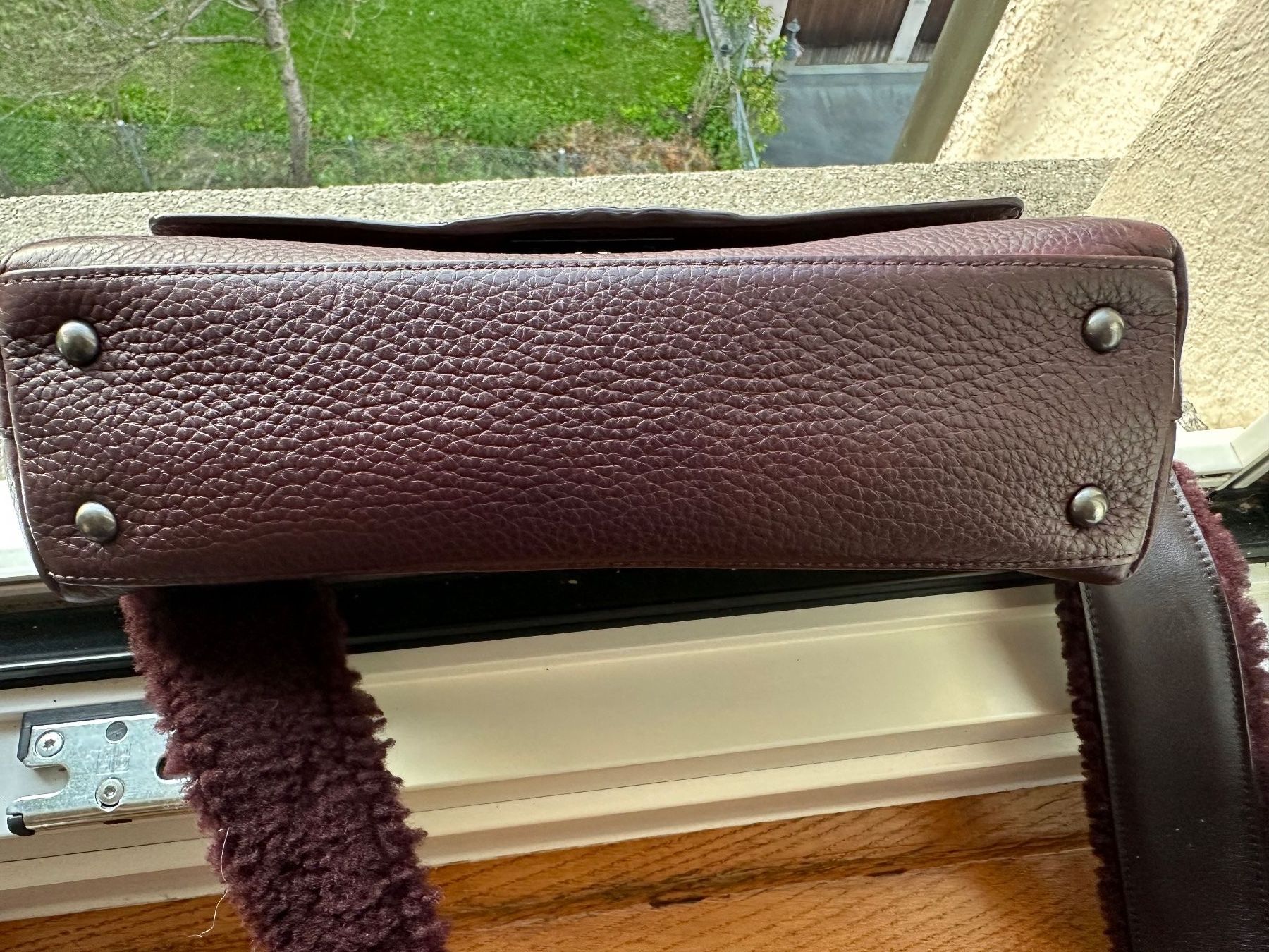 Taschen für Damen: AKRIS original Umhängetasche in Weinrot – Gebraucht aus Luzern von gwand 9