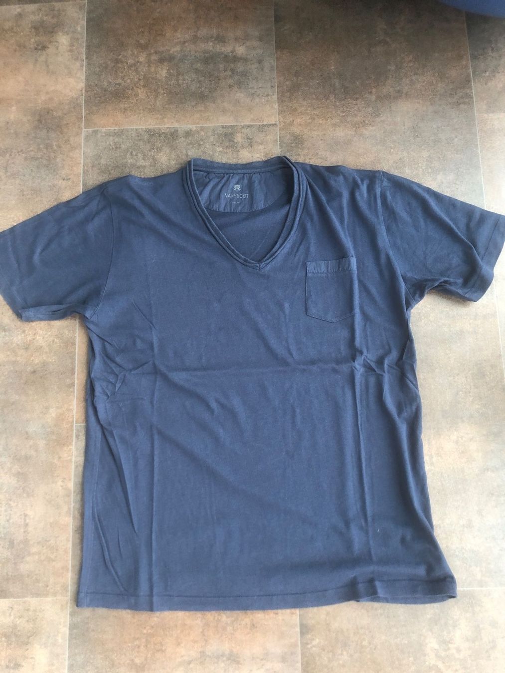 T-shirt: NAVYBOOT mit V-Ausschnitt Gr. M  NP Sfr. 32.-- – Nuovo (secondo la descrizione) da Zürich venduto da Amaretto_zh