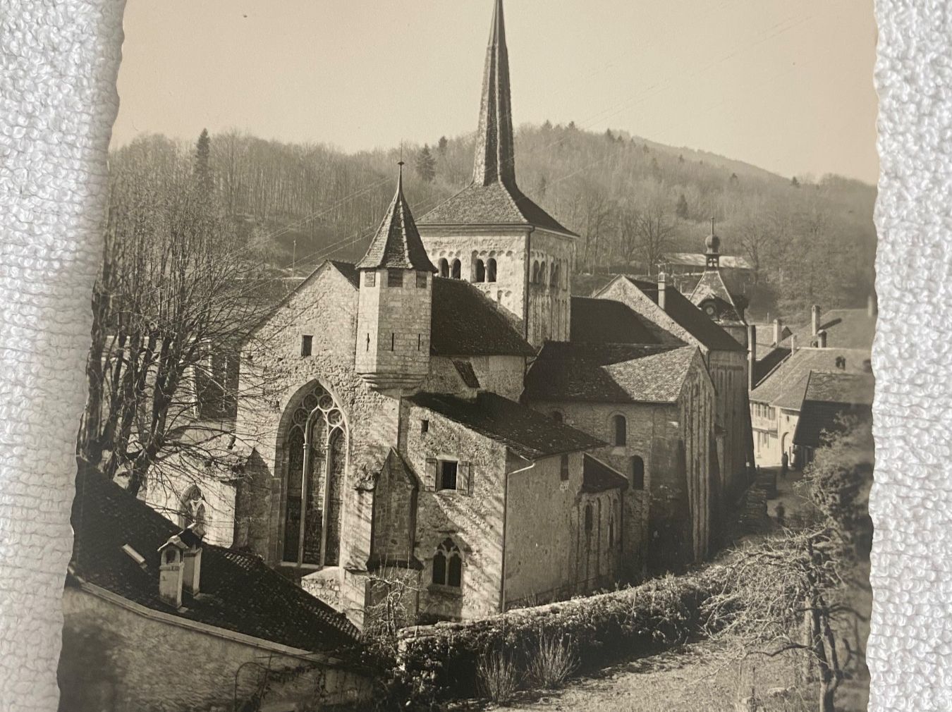 Cartoline postali: Alte Ansichtskarte Romainmôtier VD – Abbatiale – Usato da Nyon venduto da dar_78qd