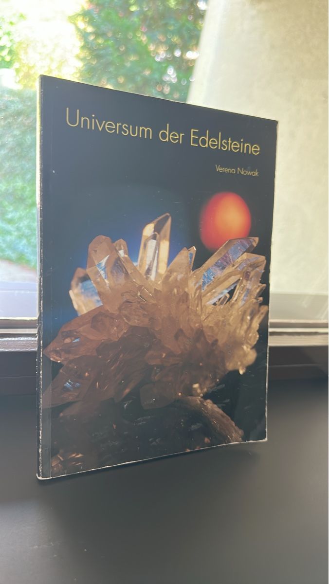 Bücher: Kristallformation mit rotem Hintergrund gebraucht – Gebraucht aus Unterägeri von Mercedes-Benz2012